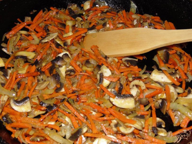Курица огурец грибы морковь. Салат с жареной морковью и луком. Салат с жареной морковью. Салат с жареной морковью и луком и грибами. Салат с жареной морковкой и луком.