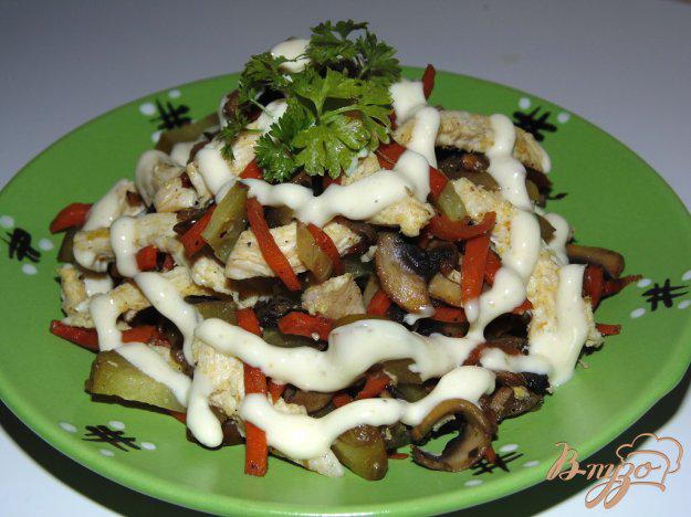 фото рецепта: Сытный салат с шампиньонами, курицей и огурчиками пикули