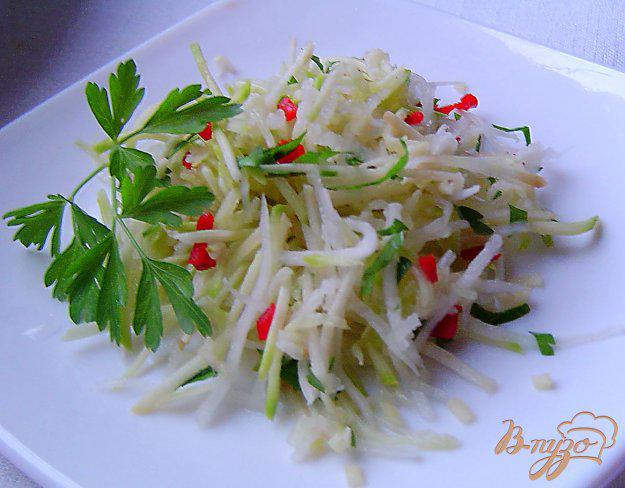 фото рецепта: Салат из редьки, кабачка и чеснока