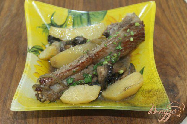 фото рецепта: Тушенный картофель с грибами и свиными ребрами