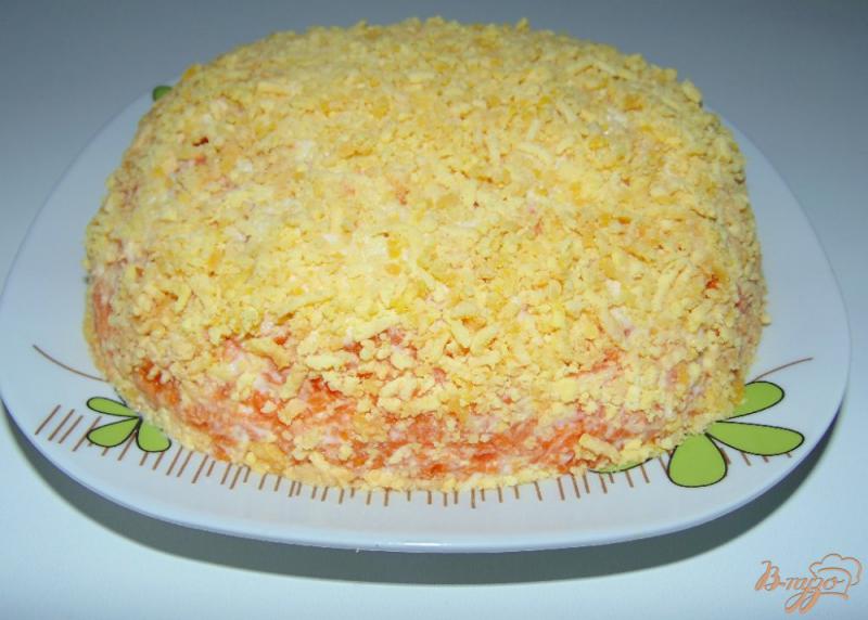 Крабовый салат на белом фоне. Слоеный салат неженка. Салат неженка с крабовыми палочками. Салат неженка с крабовыми палочками. Крабовый салат неженка.