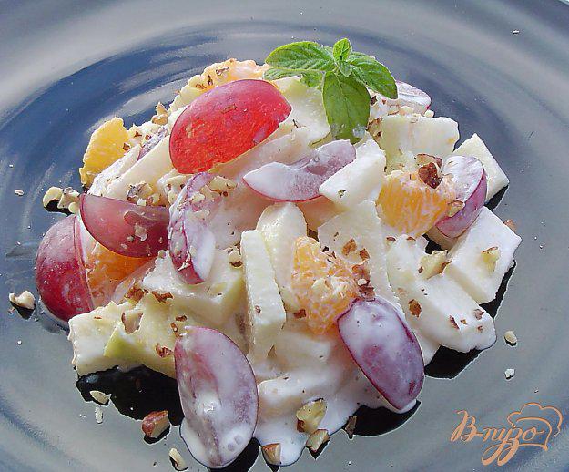 фото рецепта: Фруктовый салат с орехами и сметаной