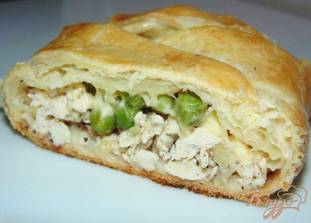 фото рецепта: Пирог косичка с куриным мясом, сыром и зеленым горошком
