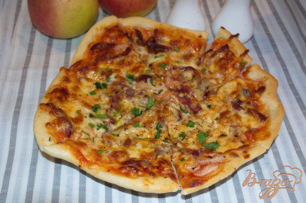 фото рецепта: Неклассическая пицца с луком, индейкой и колбасой