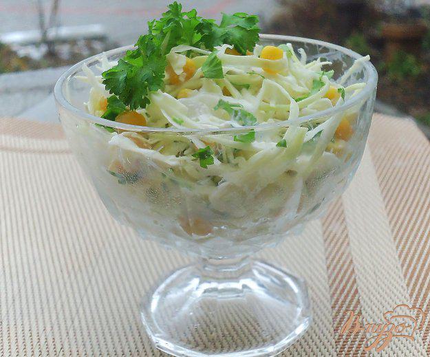 фото рецепта: Салат из белокачанной капусты с кукурузой и зеленью