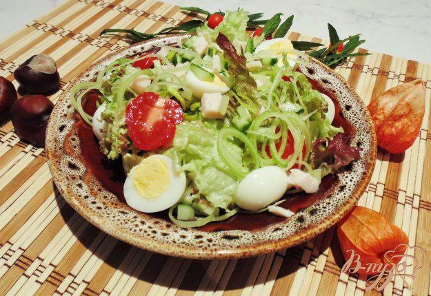 фото рецепта: Лёгкий салат с курицей, огурцом, помидорами и яйцом.