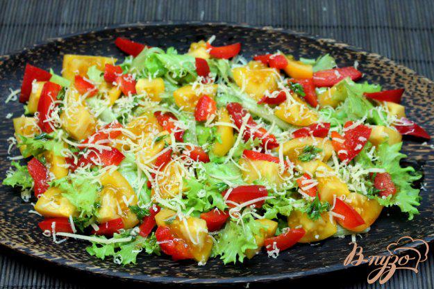 фото рецепта: Салат из желтых помидоров с болгарским перцем и сыром