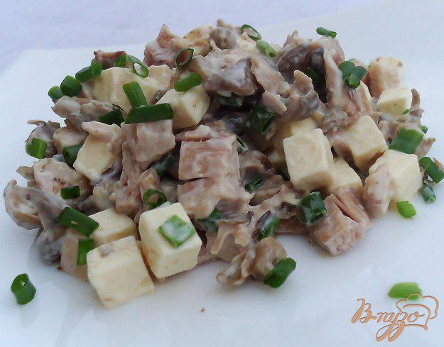 фото рецепта: Салат с курятиной, грибами,плавленным сыром и зеленым луком