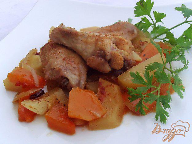фото рецепта: Куриные крылышки, запеченные с картофелем и тыквой