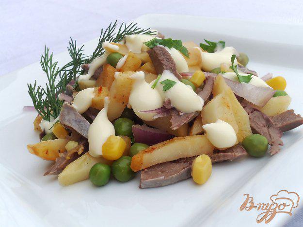 фото рецепта: Салат с жареным картофелем, сердцем, горохом и кукурузой
