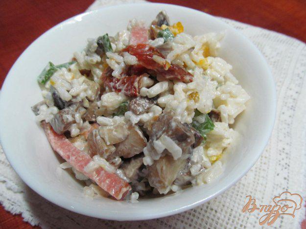 фото рецепта: Салат с рисом грибами и вялеными томатами