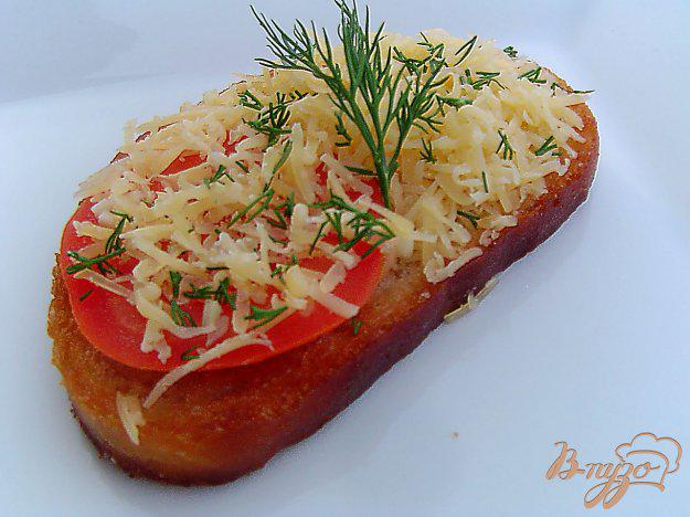 фото рецепта: Гренки с помидорами, чесноком и сыром