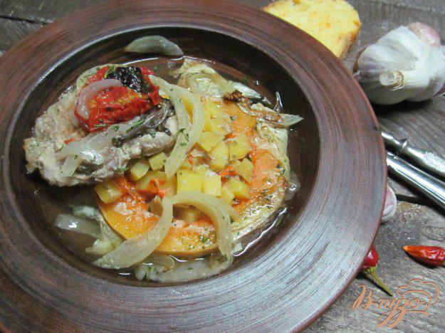 фото рецепта: Свинина на тыкве с картофелем и помидором