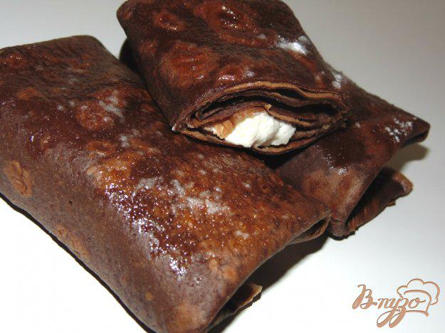 фото рецепта: Шоколадные блины с творожно-банановой начинкой