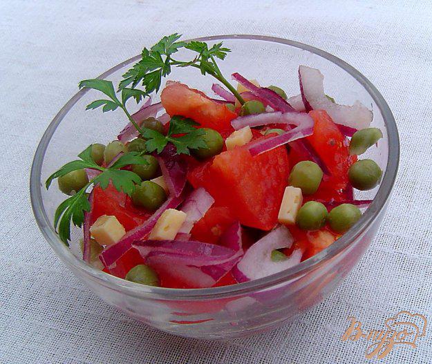 фото рецепта: Салат с помидорами, горошком и сыром