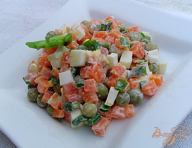фото рецепта: Морковный салат с горошком и яйцами