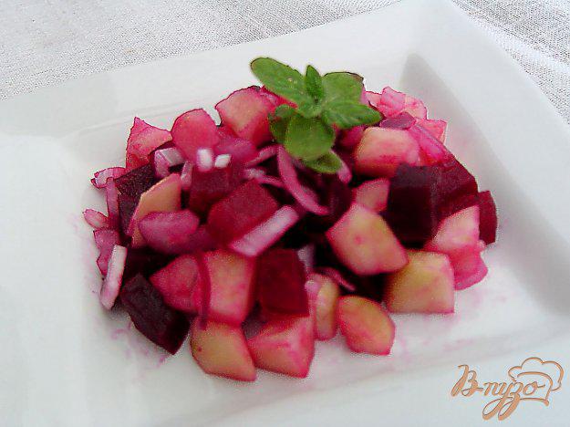фото рецепта: Свекольный салат с яблоком и луком