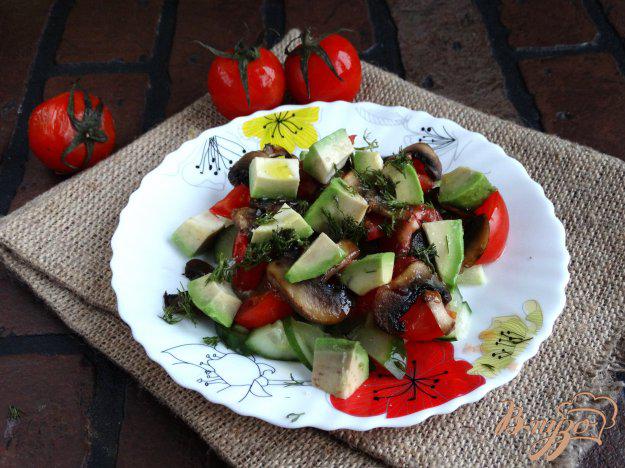 фото рецепта: Салат с авокадо и шампиньонами
