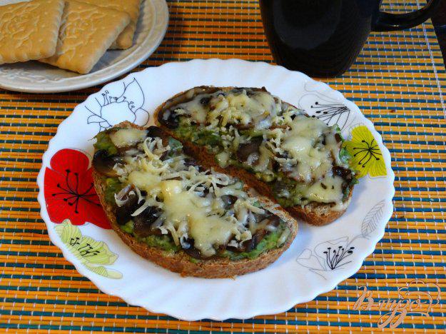 фото рецепта: Горячие тосты с авокадо и шампиньонами