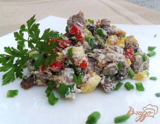 фото рецепта: Салат с грибами, телятиной, яйцом и перцем