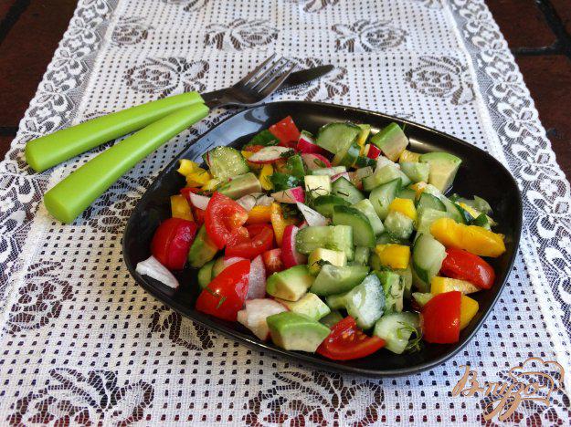 фото рецепта: Овощной салат с авокадо