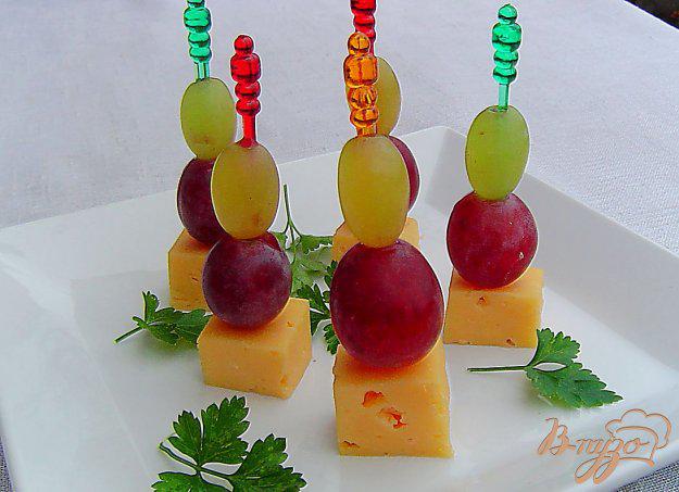 фото рецепта: Канапе с виноградом и сыром