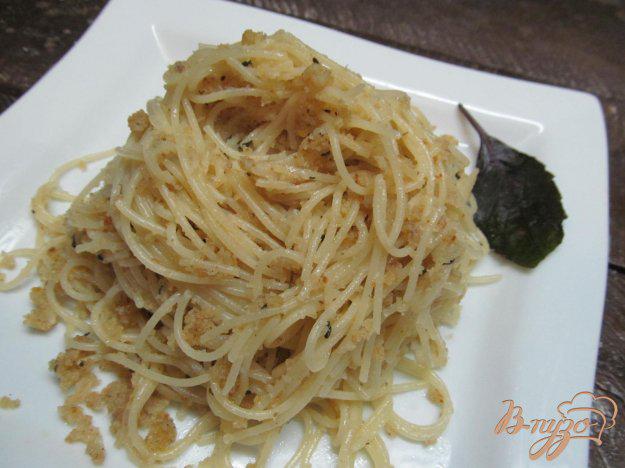 фото рецепта: Спагетти с базиликом и хлебной крошкой