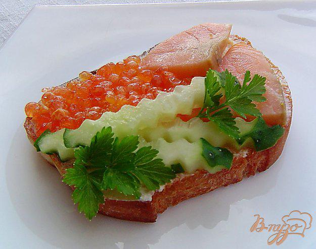 фото рецепта: Бутерброды с красной рыбой,красной икрой и огурцом
