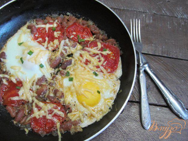 фото рецепта: Яичница с томатом и фасолью