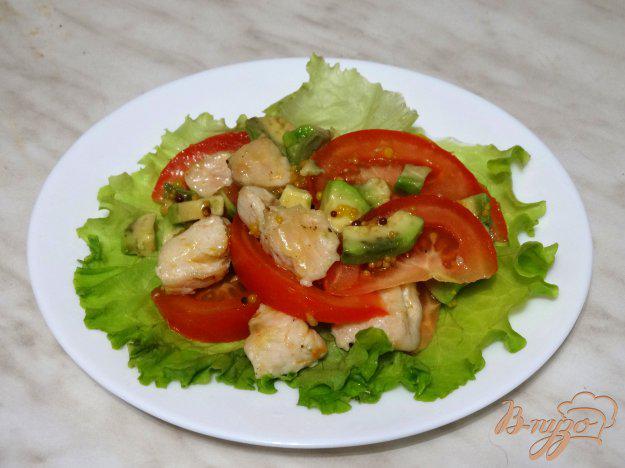 фото рецепта: Салат с авокадо и курицей