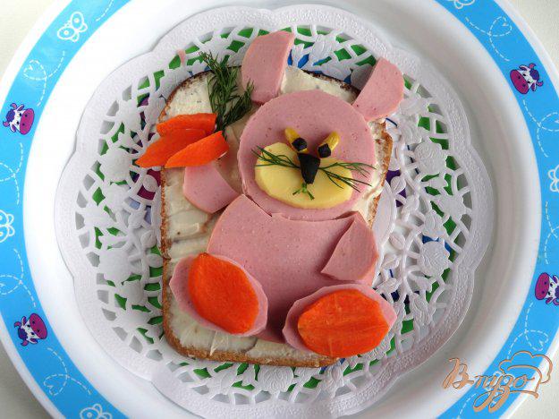 фото рецепта: Бутерброд в детском оформлении «Зайка»