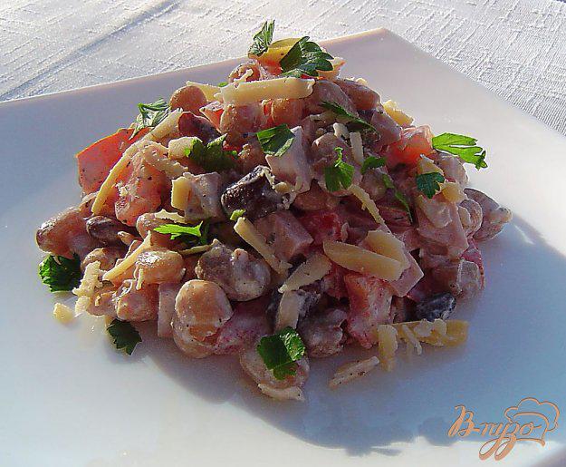 фото рецепта: Салат с помидором,фасолью,сыром и колбасой