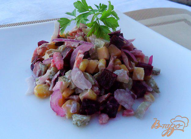 фото рецепта: Свекольный салат с копченой колбасой, сыром,маринованными огурцами и кукурузой