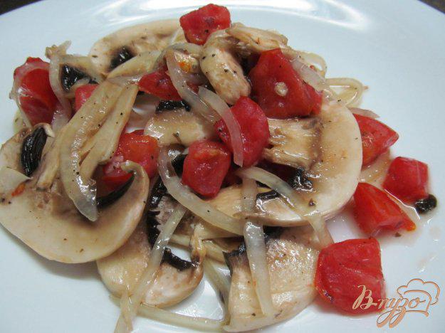 фото рецепта: Салат из помидора и сырых шампиньонов