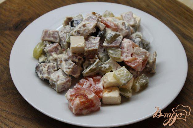 фото рецепта: Салат с помидорами, копченой свининой и маслинами