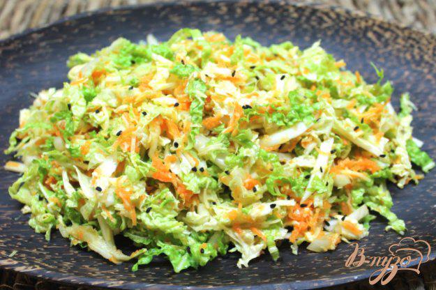 фото рецепта: Салат из пекинской капусты, моркови и сыра, с  черным тмином