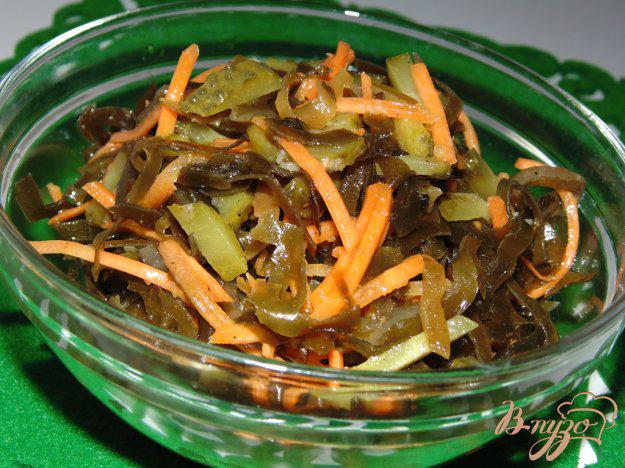 фото рецепта: Салат с морковью по-корейски, ламинарией и маринованным огурчиком