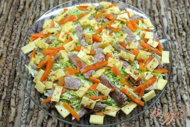 фото рецепта: Салат из пекинской капусты с отварной говядиной и сыром