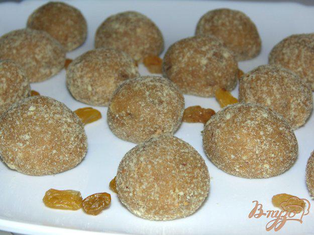 фото рецепта: Домашние конфеты Медовые с грецким орехом и изюмом