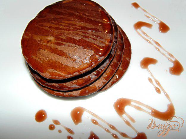 фото рецепта: Шоколадные панкейки с вишневым сиропом