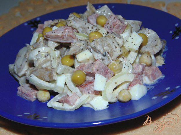 фото рецепта: Салат из маринованных вешенок, ветчины и яиц