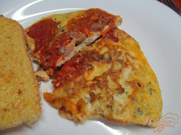фото рецепта: Яичница с помидором и фасолью