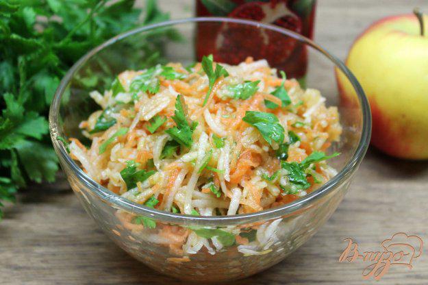 фото рецепта: Салат из дайкона, моркови и яблока