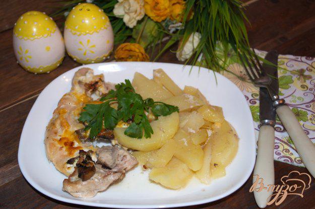 фото рецепта: Картофель с куриными отбивными в духовке