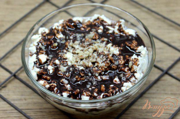 фото рецепта: Творожный десерт с черносливом, орехами и шоколадной глазурью