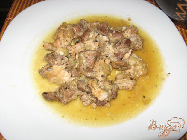 фото рецепта: Куриные желудки под луковым соусом в горшочке
