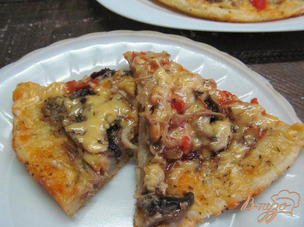 фото рецепта: Пицца в сковороде с мясом утки грибами и помидором