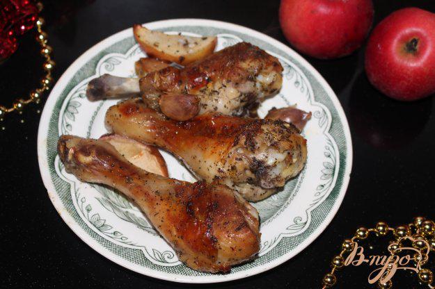 фото рецепта: Куриные голени запеченные с яблоками