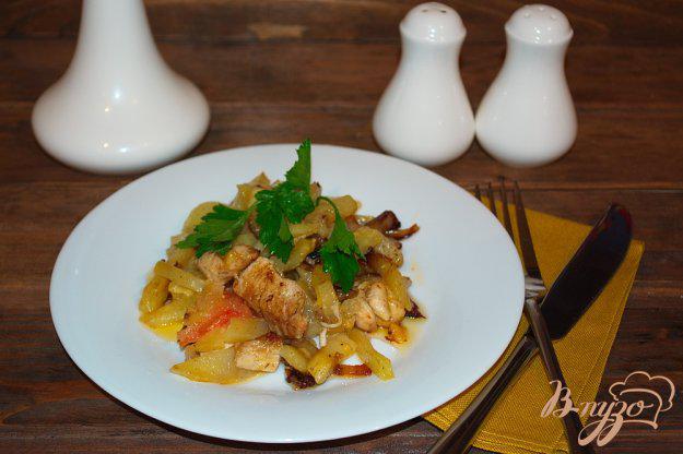 фото рецепта: Тушеная картошка с курицей, помидорами и сыром