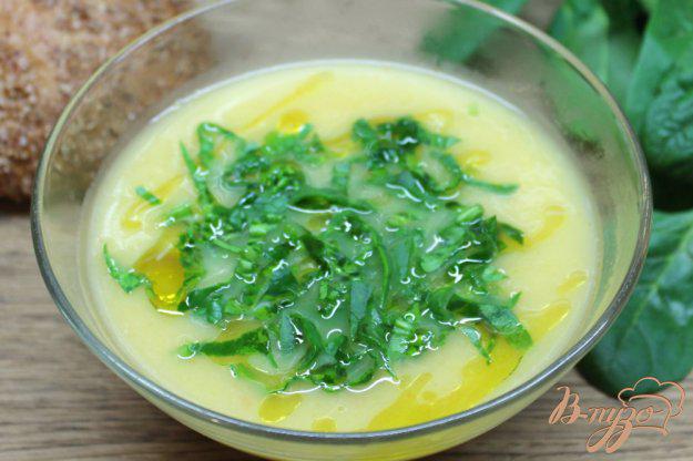 фото рецепта: Овощной суп пюре со шпинатом и оливковым маслом